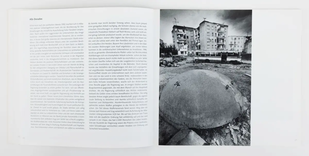 Open book, two-page spread; left page German text, right page black-and-white photo of a ruined city with apartment blocks, a bus, and a crater.