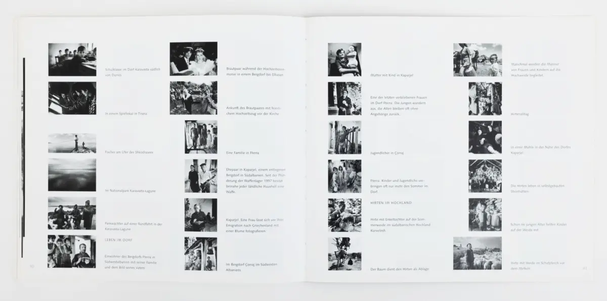 Two-page spread of a white photo album with many small black-and-white portraits and German captions.
