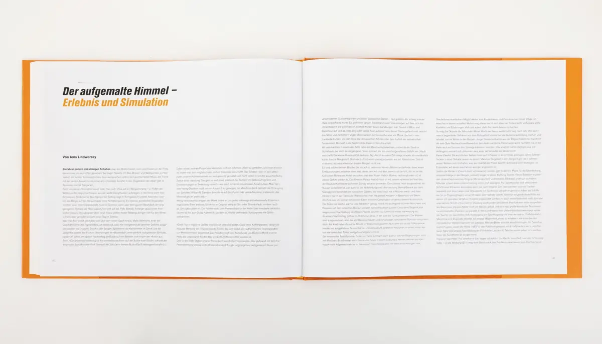 Open magazine spread with orange cover; left page shows bold German title Der aufgemalte Himmel – Erlebnis und Simulation