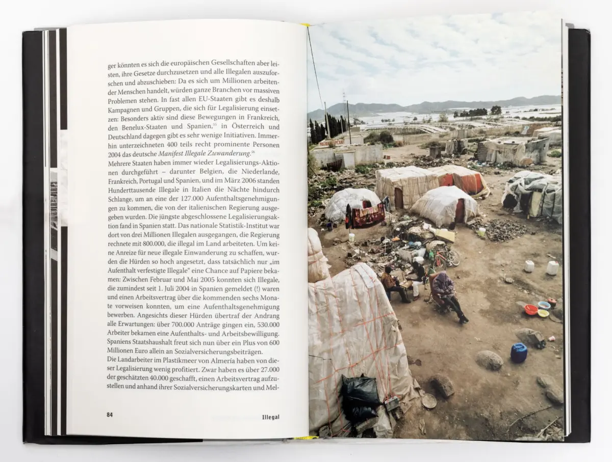 Open book spread; left page dense German text; right page shows a refugee camp with tents and people in a dusty field, distant hills.