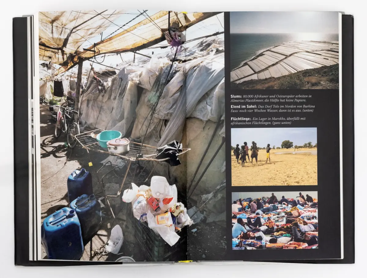 Open book spread: cluttered tarpaulin shelter, tangled wires, bicycles, and plastic containers; right panel with German captions.