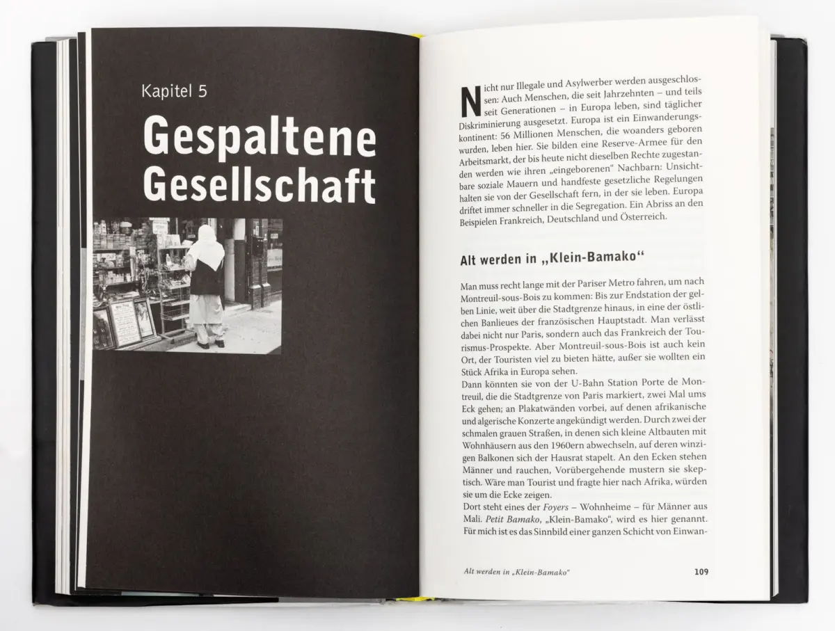 Open book spread; left page shows bold "Kapitel 5 Gespaltene Gesellschaft" with a small photo of a person in a shop; right page contains German text.