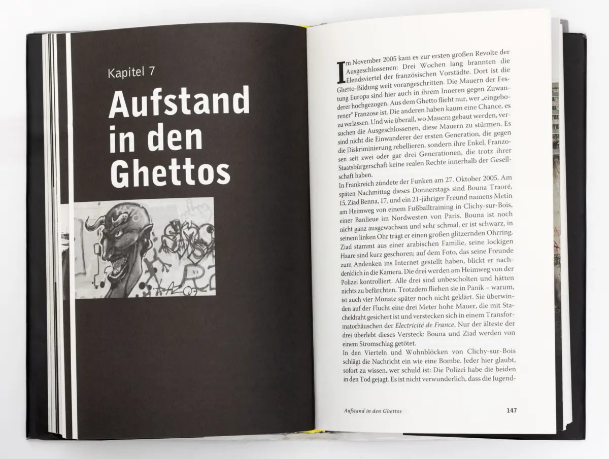 Open book spread: left page black with large white title 'Kapitel 7' 'Aufstand in den Ghettos'; graffiti panel; right page dense German text.