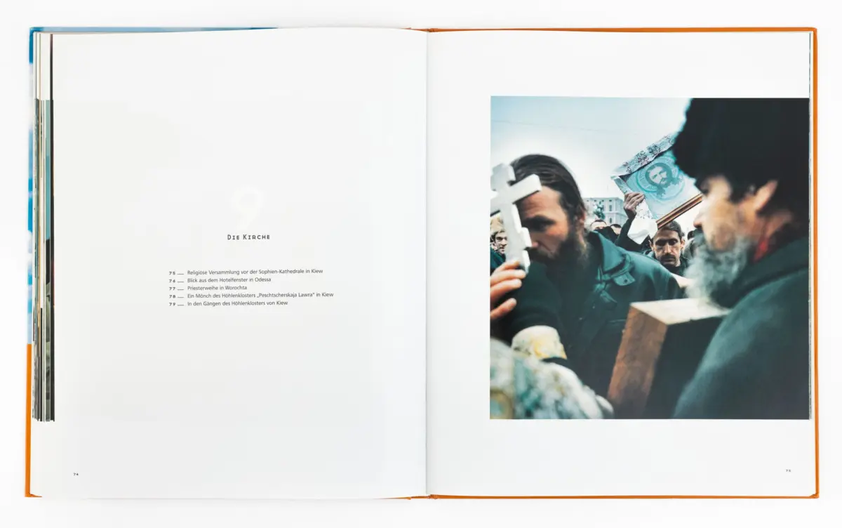 Open book spread: left page with 'DIE KIRCHE' heading and a list; right page shows a crowd surrounding a framed religious image.