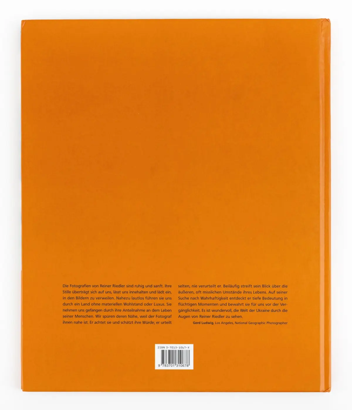 Orange book cover seen from back on white surface; barcode at bottom with a small German text block.