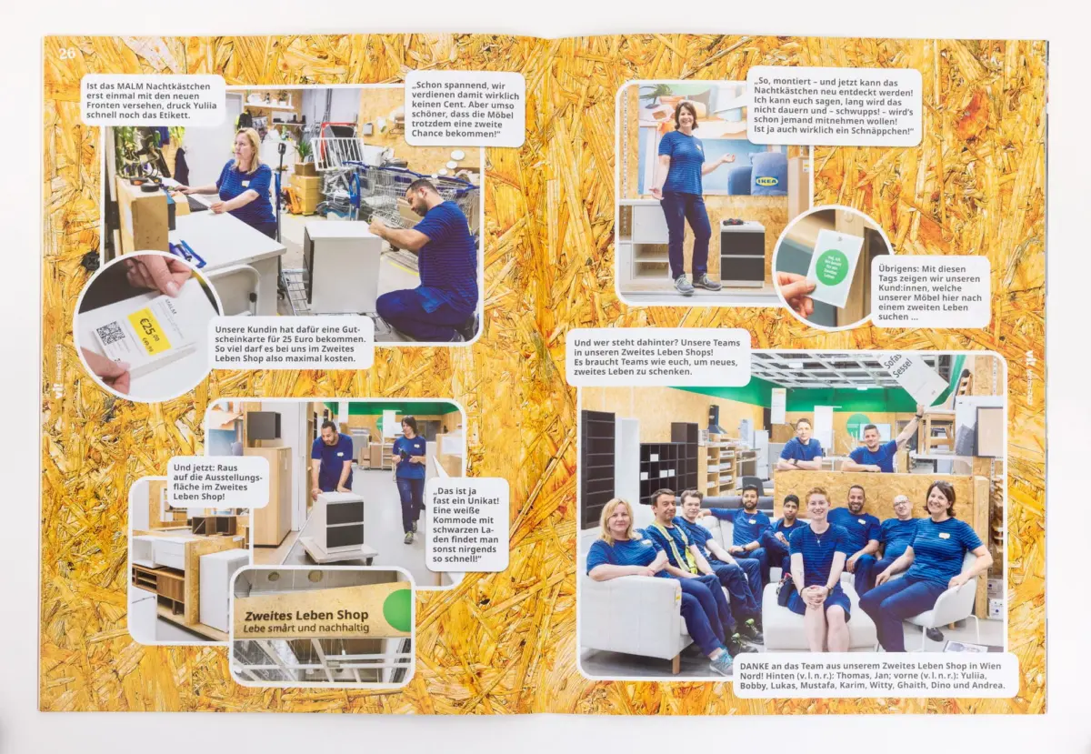 IKEA team members in blue striped shirts in a workshop with an OSB-wall, assembling furniture; speech bubbles in German.