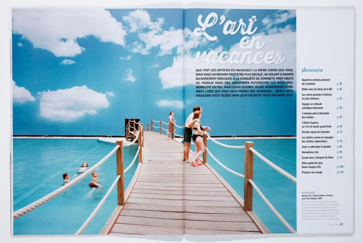Wooden pier extends over turquoise sea with people in swimsuits; blue sky with clouds; prominent "L'art en vacances" headline.