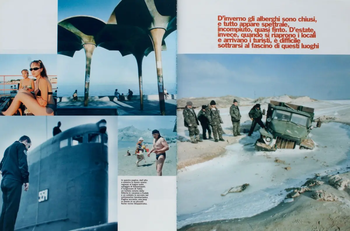 Collage of seaside photos: two people in swimsuits, a sculptural canopy, soldiers near a damaged jeep on a sandy beach, with red Italian text.