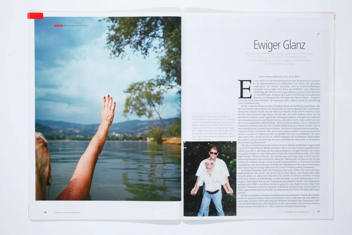 Open magazine spread; left page shows a raised hand with red nails over a lake; right page features the headline Ewiger Glanz with column text.