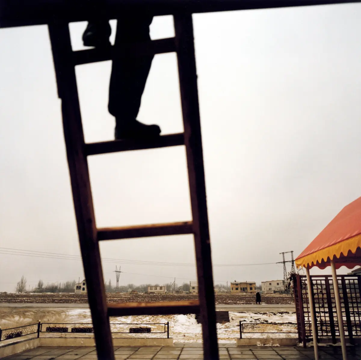 Man repairing the roof of a restaurant in Kahovka
