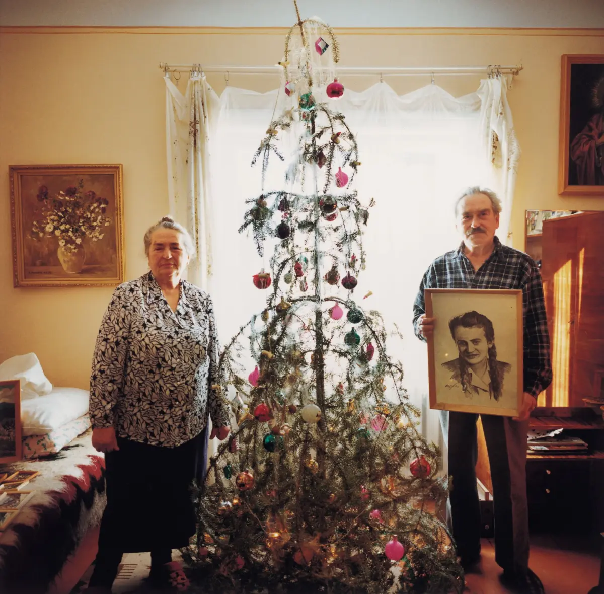 The Hutsul painter Michailo Ostapjuk with his wife Olga and a portrait of her with a Christmas tree in Jaremtscha.